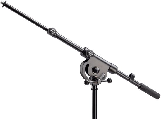 Zwarte K&M microfoonboomarm XL, met verstelbare gewrichten en een rubberen handvat.