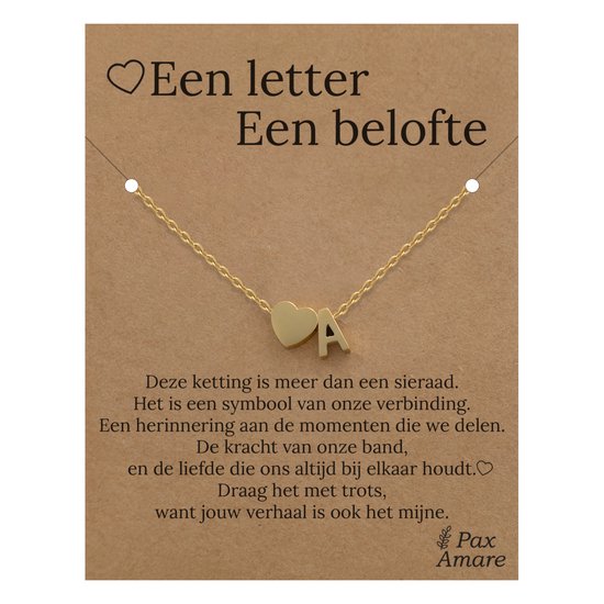 Collier doré avec pendentif cœur et lettre A sur carte avec texte 'Une lettre, Une promesse'.