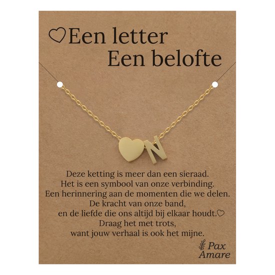 Gouden ketting met hartje en letter 'N' op een kaart met de tekst 'Een letter, Een belofte'.