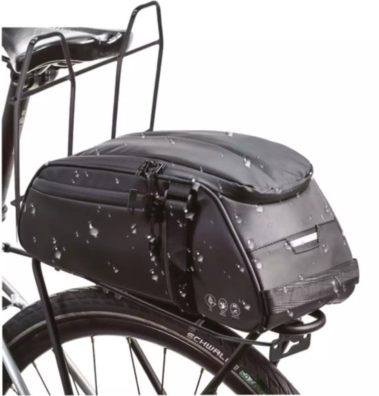 Zwarte waterdichte fietstas met rits, gemonteerd op een fietsbagagedrager met waterdruppels.