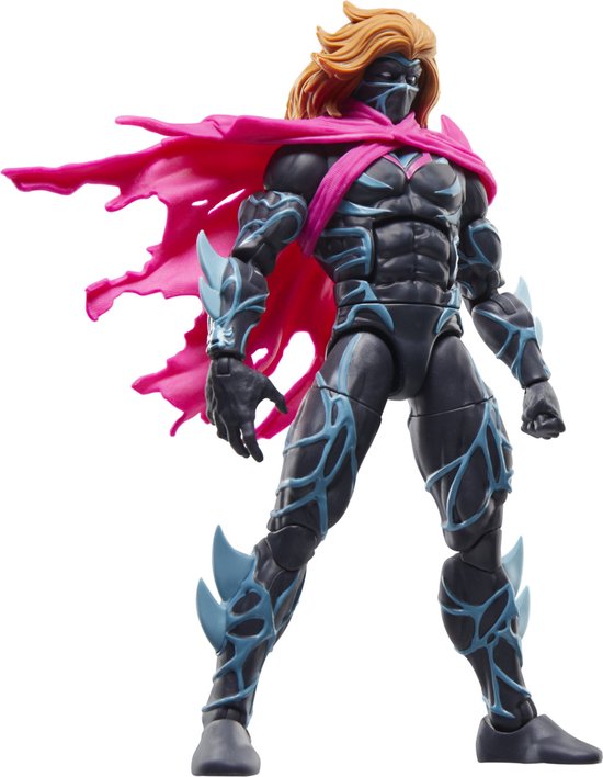 Actiefiguur met oranje haar, zwart masker en roze cape. Zwart pak met blauwe lijnen, staand.
