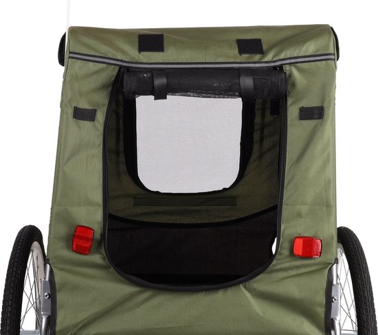 Achterkant van een groene fietskar met een mesh raam, reflecterende strepen en rode achterlichten.