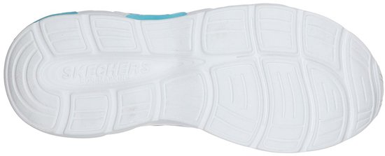Onderkant van een witte Skechers sneaker met lichtblauwe accenten en een rubberen zool.