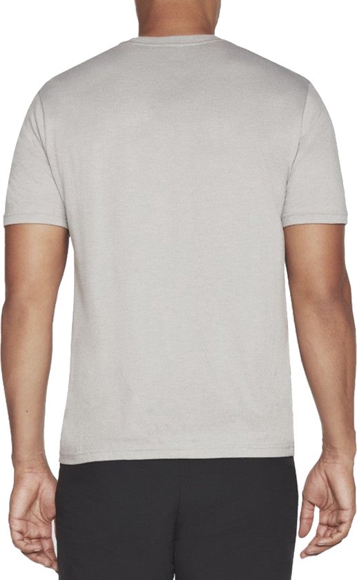Man met grijze T-shirt, rug weergave.