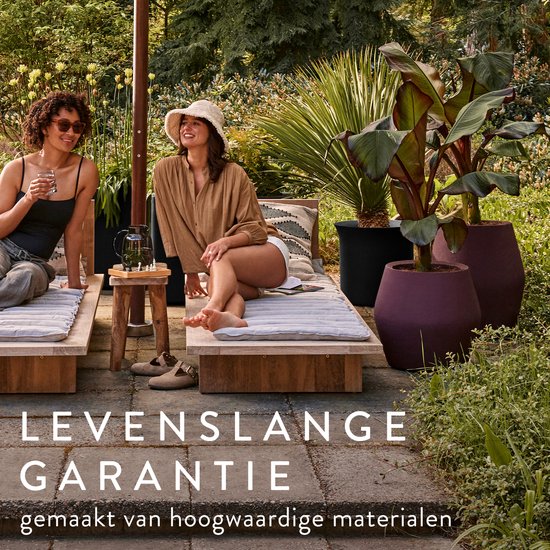 Twee vrouwen op ligbedden in de tuin met paarse bloempotten.