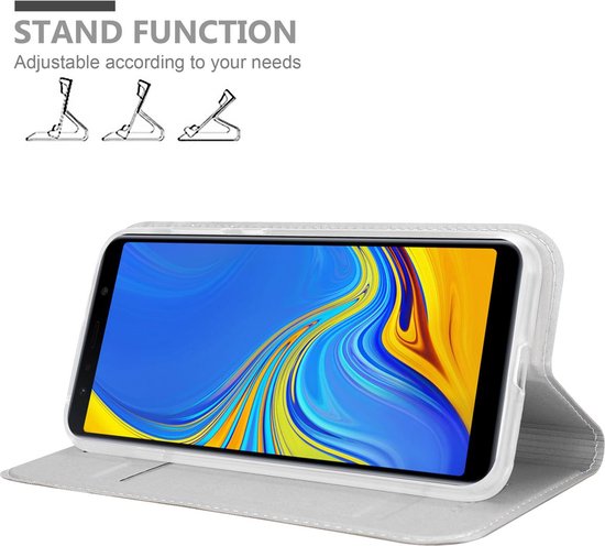 Coque Cadorabo pour Samsung Galaxy A7 2018 en CLASSY SILVER - Coque de protection avec fermeture magnétique