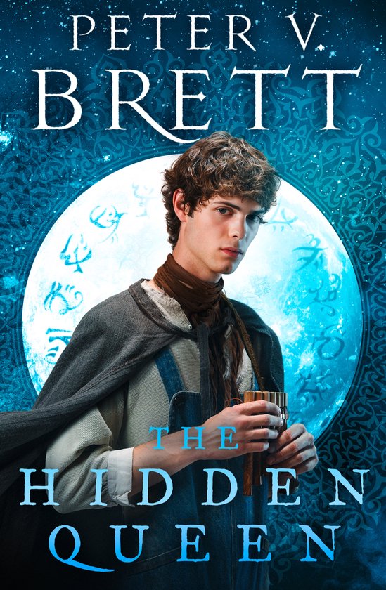 Couverture du livre 'The Hidden Queen' avec un jeune homme portant une cape grise, une salopette bleue et une écharpe marron, tenant un petit instrument en laiton. Une grande lune bleue ornée de symboles se trouve derrière lui.