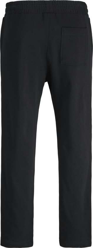 Achterkant van een zwarte joggingbroek met een opgestikte zak.