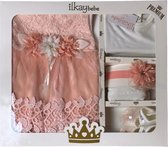 Coffret cadeau bébé 5 pièces comprenant robe, pantalon, barboteuse, gants, bandeau et chaussures de couleur saumon et en taille 0 à 3 mois