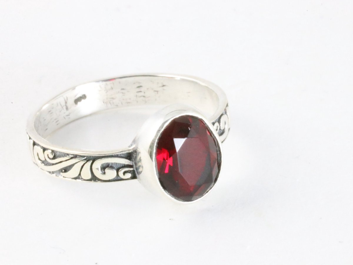 Fijne bewerkte zilveren ring met granaat - maat 17.5