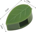 Een groene plantenclip in de vorm van een blad met aangegeven afmetingen: 3.1cm lang, 1.9cm breed, 1.2cm hoog.