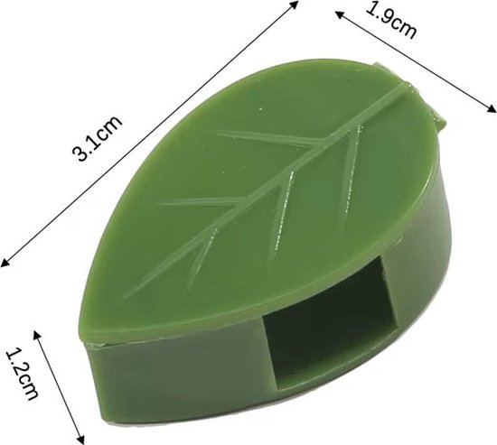 Een groene plantenclip in de vorm van een blad met aangegeven afmetingen: 3.1cm lang, 1.9cm breed, 1.2cm hoog.