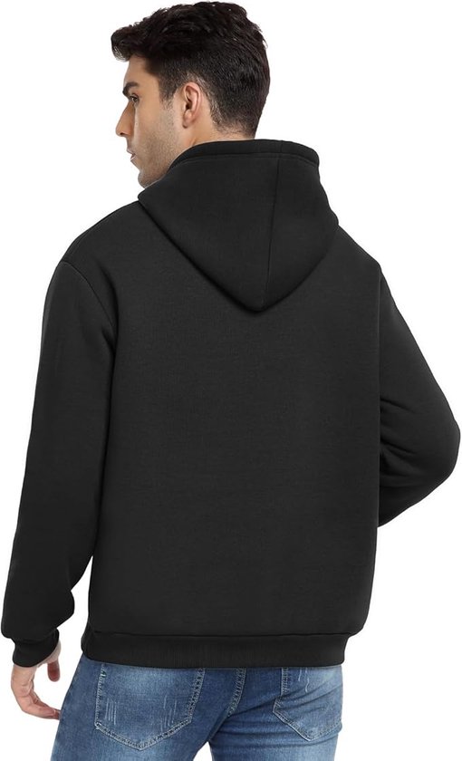 Zwarte hoodie, gezien vanaf de achterkant, met een herenmodel en een capuchon.