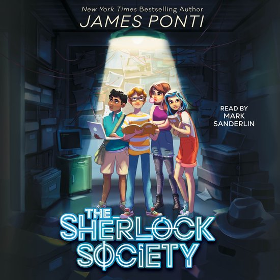 Vier tieners, waaronder een meisje met blauw haar, staan in een donkere kamer bij een bureau en lezen een boek. Titel: The Sherlock Society.