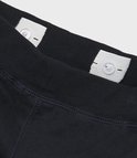 Dubbele verstelbare tailleband met knoopsluiting aan de binnenkant van een navy joggingbroek.