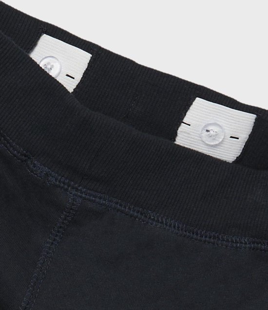 Dubbele verstelbare tailleband met knoopsluiting aan de binnenkant van een navy joggingbroek.