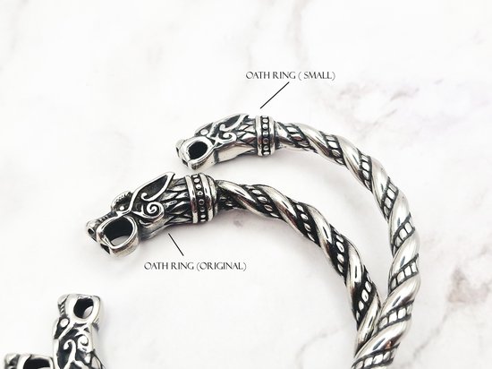 Twee zilverkleurige armbanden met drakenkopuiteinden, 'Oath Ring (Small)' en 'Oath Ring (Original)' gelabeld.