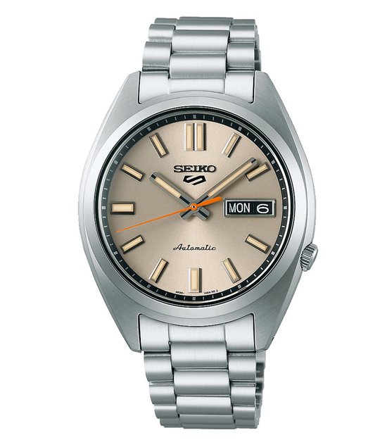 Zilverkleurig Seiko herenhorloge met een champagnekleurige wijzerplaat, automatische uurwerkweergave en dag/datum aanduiding.