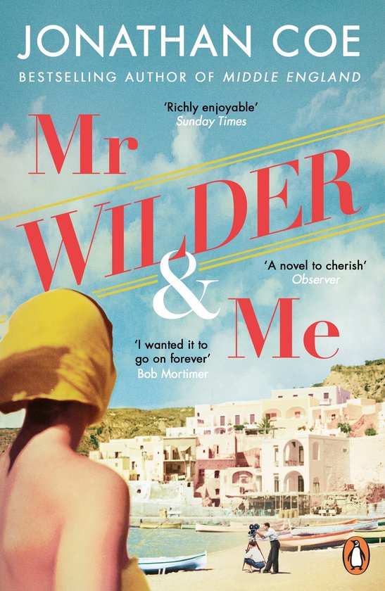 Boekhoes 'Mr Wilder & Me' van Jonathan Coe met op de voorgrond een persoon met gele badmuts, op de achtergrond een stadje aan zee en twee mannen met een filmcamera.