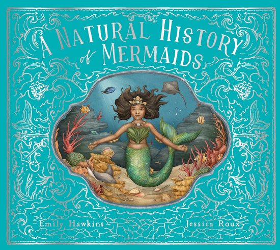 De omslag van 'A Natural History of Mermaids' toont een illustratie van een jonge zeemeermin met een groene staart, zittend op de zeebodem te midden van schelpen, koraal en vissen. Het boek heeft een turquoise omslag met zilveren versieringen.