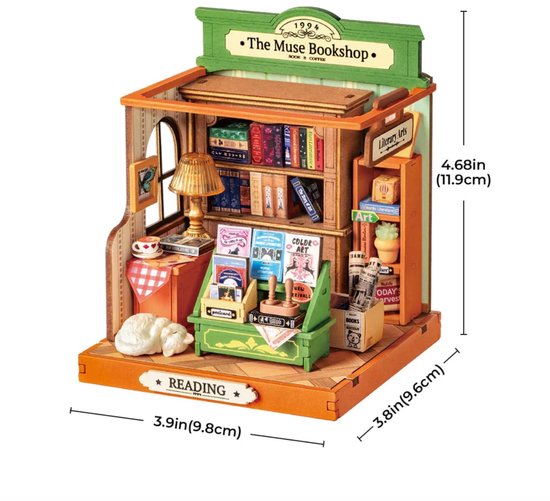 Model van "The Muse Bookshop" met afmetingen: breedte 9,8cm, diepte 9,6cm, hoogte 11,9cm.