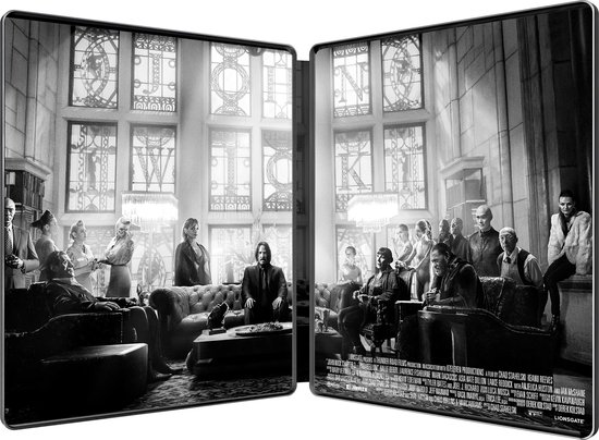 Zwart-witfoto van de binnenzijde van een steelbook met John Wick en een groep mensen in een kamer met grote ramen.