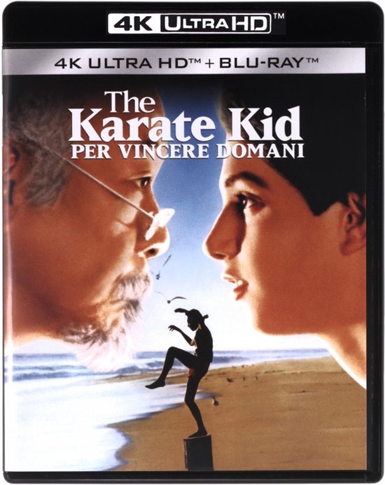4K Ultra HD Blu-ray hoes van The Karate Kid, met de gezichten van Mr. Miyagi en Daniel LaRusso en een silhouet van een karateka op een strand.