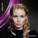 Model met lichte huid en sproeten, natuurlijk blond haar, blauwe ogen, en gedefinieerde wenkbrauwen.