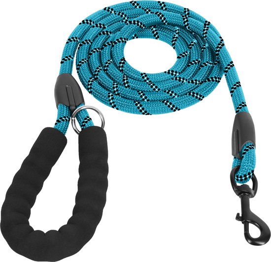 Gedraaide blauwe hondenriem met zwart-geblokt patroon, zwart schuimhandvat en metalen karabijnhaak.
