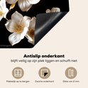 Detail van de achterkant van de snijplank met antislip onderkant en witte en gouden bloemen.