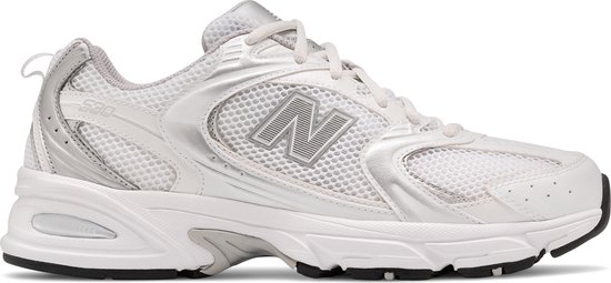 Witte New Balance 530 sneaker met zilveren accenten en mesh.