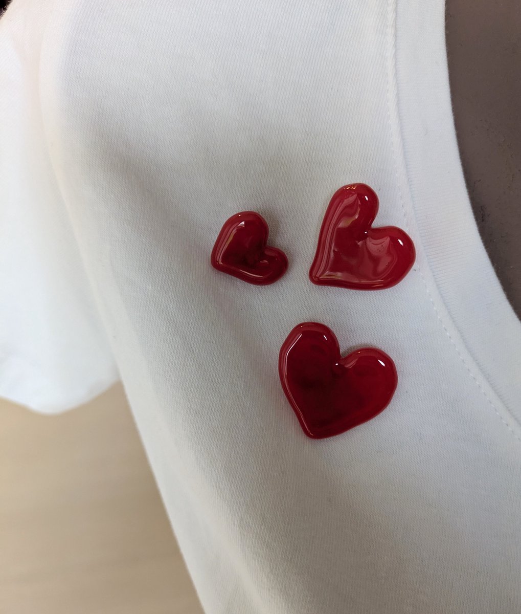 M-apART Broche, set van 3 handgemaakte rode hartjes van glas, pins