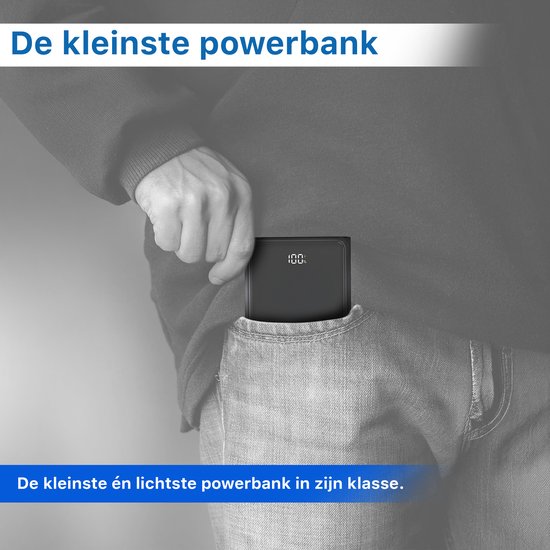 Batterie externe noire dans une poche de pantalon, la plus petite et légère de sa catégorie.