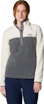 Model met rood haar draagt een off-white en grijs fleecevest, met Columbia logo, staand.