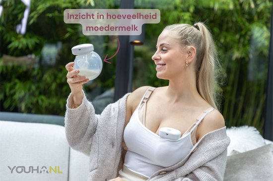 Vrouw met blonde staart, draagt een gebreide vest, houdt een gevulde borstkolf vast. Tekst: Inzicht in hoeveelheid moedermelk.