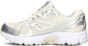 Crèmekleurige Saucony sneaker met zilverkleurige accenten, mesh details en witte zool.