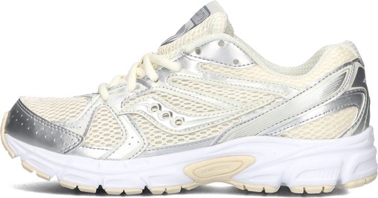Crèmekleurige Saucony sneaker met zilverkleurige accenten, mesh details en witte zool.