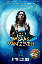 Boekomslag van 'De Wraak van Zeven'. Een vrouw met donker haar en een leren jas staat centraal, met een blauw-witte, wervelende achtergrond. De titel is in grote gele letters.