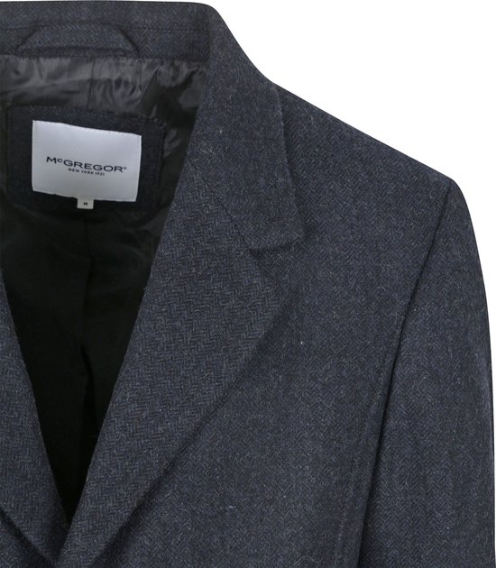 Detail van de donkerblauwe wollen McGregor jas met visgraatpatroon, kraag en McGregor label.