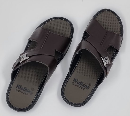 Bruine heren slippers met gekruiste banden en een zilverkleurige gesp.