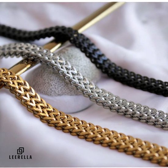 Gouden, zilverkleurige en zwarte schakelarmbanden naast elkaar, met dubbele rij schakels.