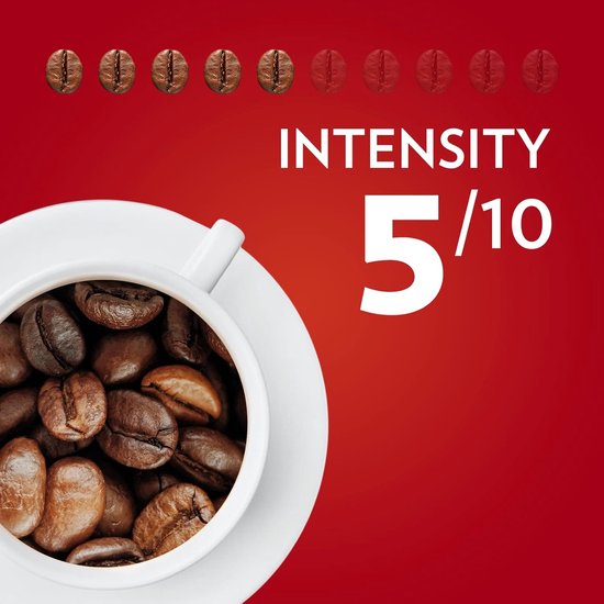 Een witte kop gevuld met koffiebonen, met een intensiteit van 5/10.