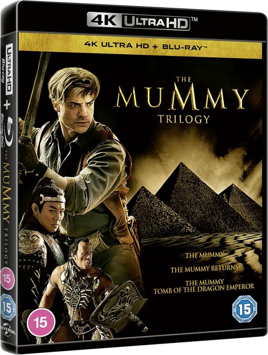Voorzijde van de 4K Ultra HD + Blu-ray boxset van The Mummy Trilogy. Brendan Fraser staat op de voorgrond met piramides op de achtergrond.