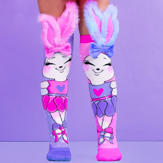 Roze en paarse kniehoge sokken met ballerina konijnen met pluche konijnenoren.