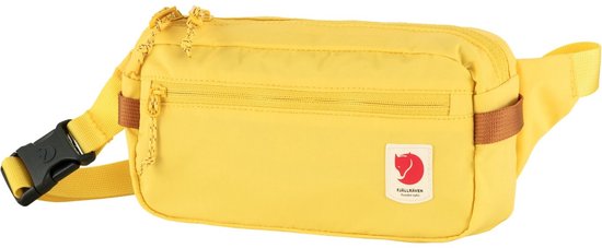 Gele heuptas met een voorvak met rits en een Fjällräven logo op de voorkant.