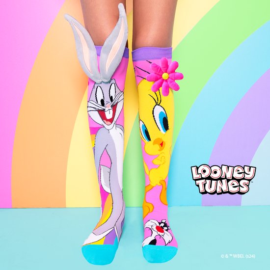 Roze sokken met Bugs Bunny en Tweety, gestreept patroon, 3D konijnenoren en een gele bloem. Tekst 'LOONEY TUNES'.