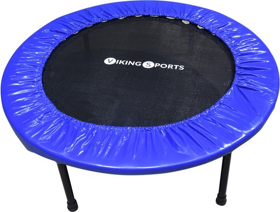 Blauwe trampoline met zwarte poten en springmat. Viking Sports logo op de mat. Van bovenaf gefotografeerd.