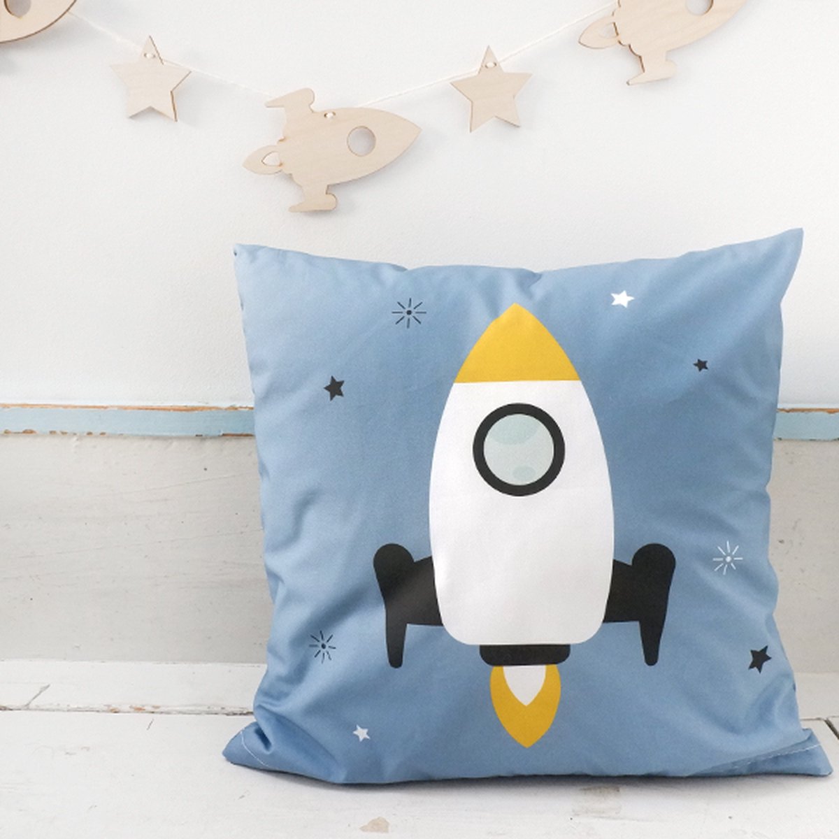 Sierkussen Raket jeans blauw 40x40 tweezijdig met rits inclusief vulling voor kinderkamer