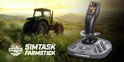 Zwarte Thrustmaster SimTask Farmstick met oranje knoppen en grijze basis, op de voorgrond van een tractor in een veld.