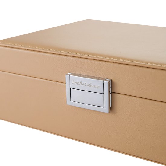 Close-up van de zilveren sluiting met 'Emilie Collection' inscriptie op een beige opbergdoos.